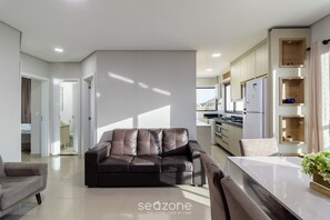Basic Apartment | Living area - Apt With BBQ at Ingleses Beach Pnj0203 (Florianópolis)