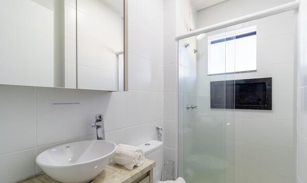 Basic Apartment | Bathroom