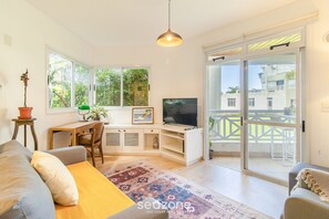 Basic Apartment | Living area