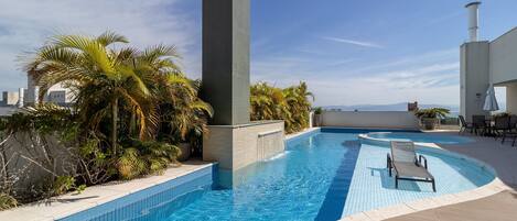 Una piscina al aire libre