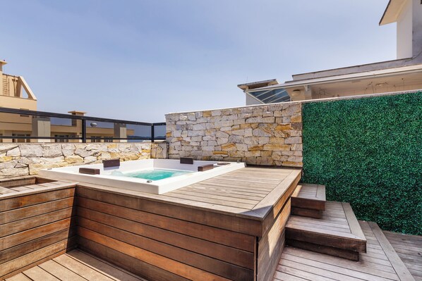 Basic Apartment | Jetted bathtub