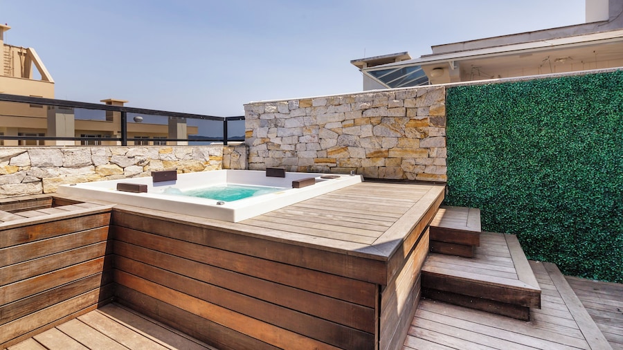 House w/ Gourmet Area, Just 10min From the sea OSH