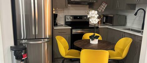 Mikrowelle, Ofen, Herdplatte, Geschirrspüler