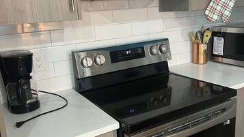 Mikroaaltouuni, uuni, liesi, astianpesukone