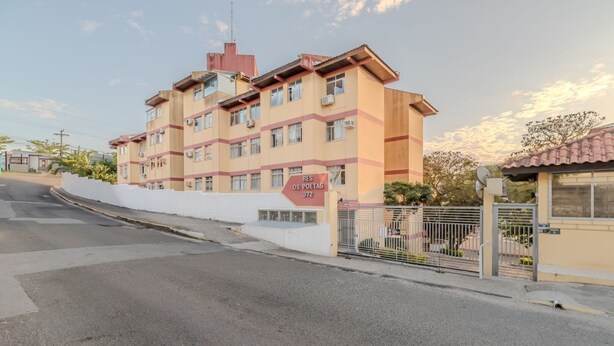 A multi-story building with a sign reading "RES OS POSTAS 372". - Cozy Apartment in Capoeiras, Floripa Opt504 (Florianópolis)