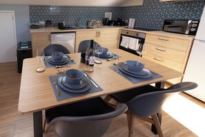 Superior Cottage, Ensuite (The Studio Cheddar) | Private kitchen | Fridge, microwave, oven, dishwasher