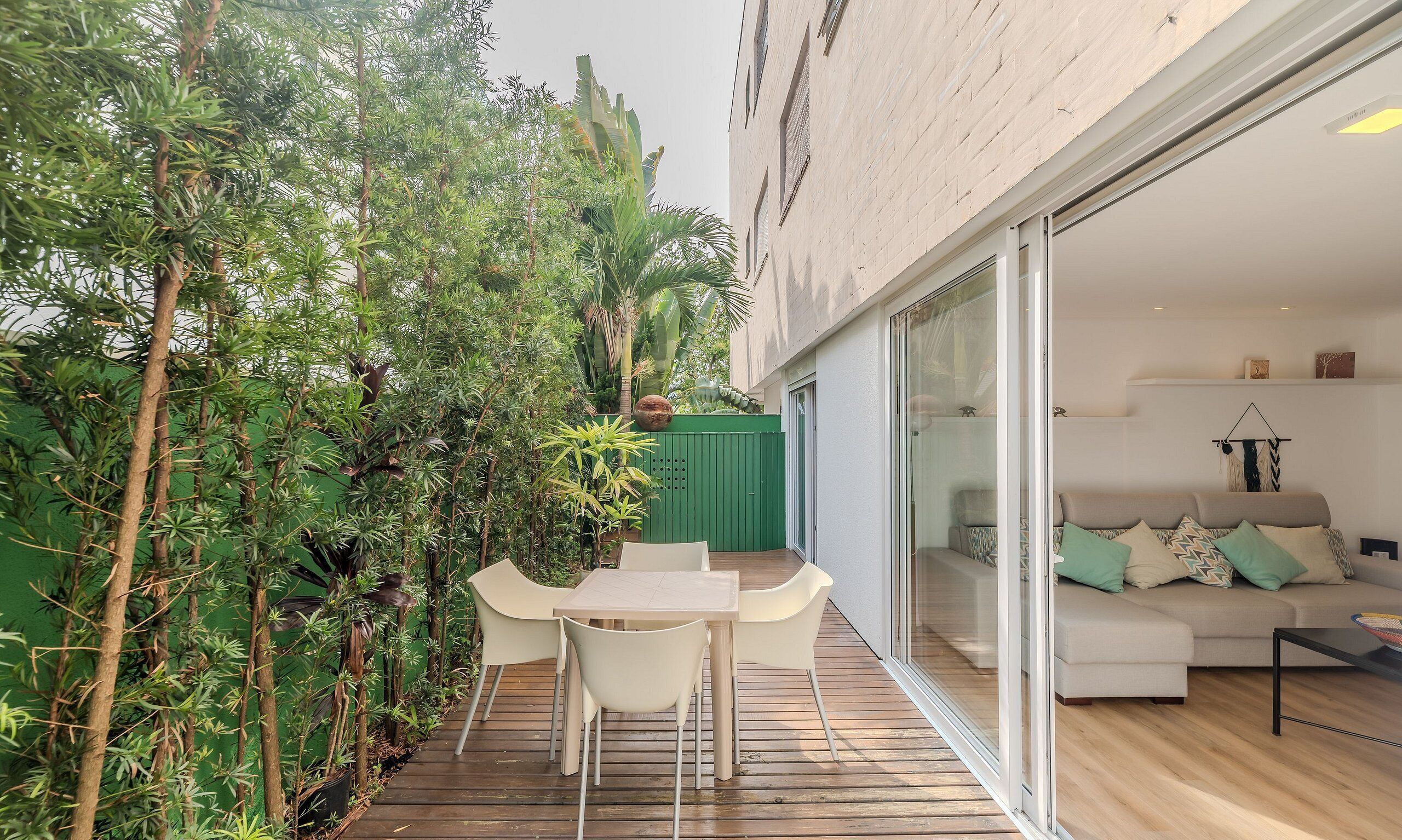 Basic Apartment | Outdoor dining