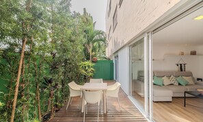 Basic Apartment | Outdoor dining