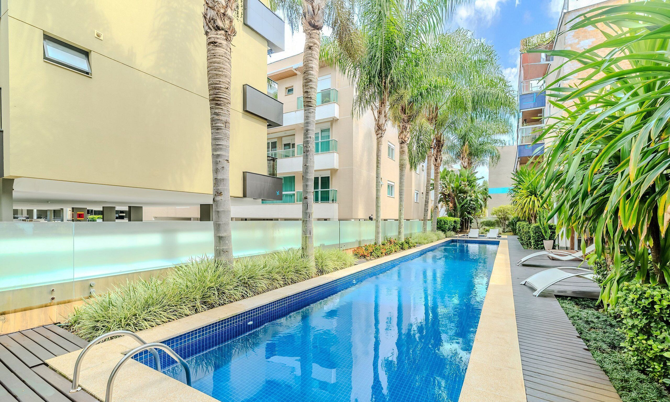 Apartamento básico | Piscina | Una piscina al aire libre