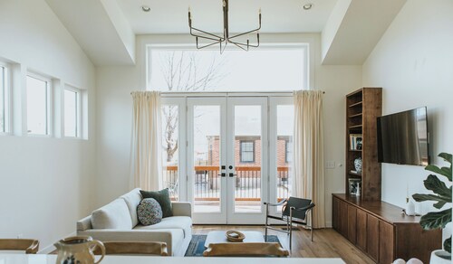 Storybook Nashville Guesthouse | For Couples/Solo