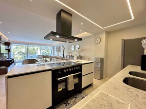 Frigorifero, microonde, forno, piano cottura