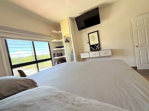 4 عدّة غرف نوم ومكواة/لوح كي وواي فاي وملاءات أسرّة