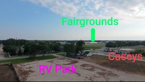 Un paysage comprenant des manèges, un terrain de jeu et un parc pour camping-cars.