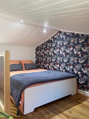 1 bedroom, travel cot, free WiFi, bed sheets - The House of Evahlia (Creissels)