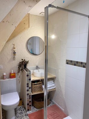 Douche, sèche-cheveux, serviettes fournies, savon