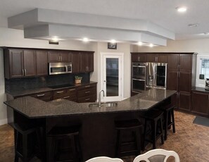 Mikrobølgeovn, ovn, kokeplater og oppvaskmaskin