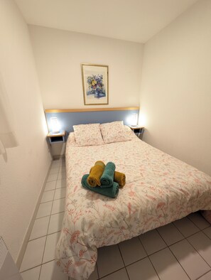 1 chambre, fer et planche à repasser, lit parapluie, Wi-Fi gratuit