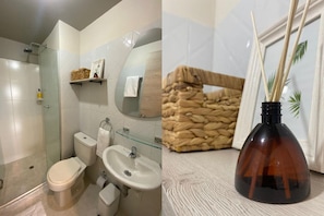 Hair dryer, towels, soap, shampoo - Cozy Cartagena Stay Near Beach + Walled City (Cartagena de Indias)