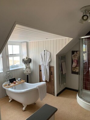 Superior Double Room, Bathtub (2nd floor) | Bathroom - Foulsyke Licensed b&b (Scarborough)