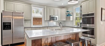 Tranquil 4-bedroom/4bathroom House UA Adjacent-Short or Long Term