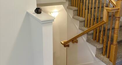 Spacious Basement Suite - Private Bath - King Bed -Smart TV - Free Parking