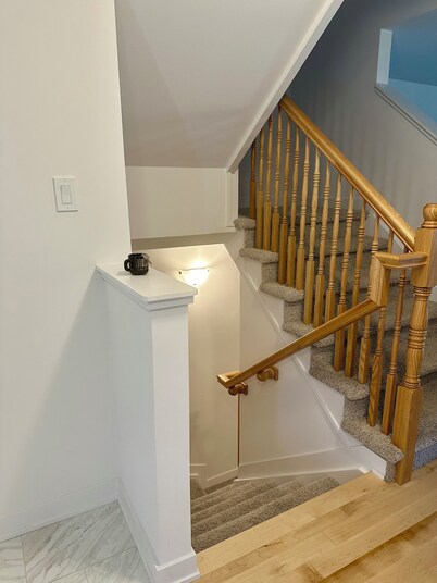 Spacious Basement Suite - Private Bath - King Bed - Free Parking - Self Check in