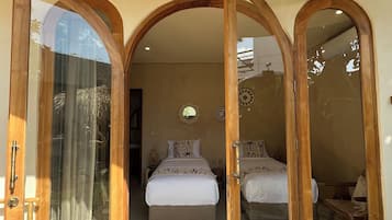 Quarto casal ou duplo conforto | Roupas de cama premium, cortinas blackout, Wi-Fi de cortesia
