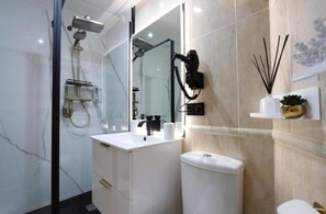 Douche, sèche-cheveux, serviettes fournies, savon