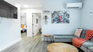 TV connectée, baby-foot, table de tennis de table, livres