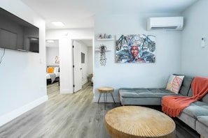 TV connectée, baby-foot, table de tennis de table, livres