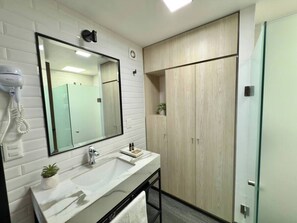 Chuveiro, secador de cabelo, toalhas de banho, sabonete