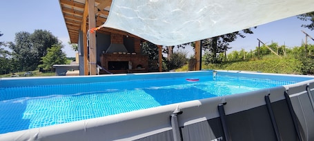 Kolam renang outdoor musiman