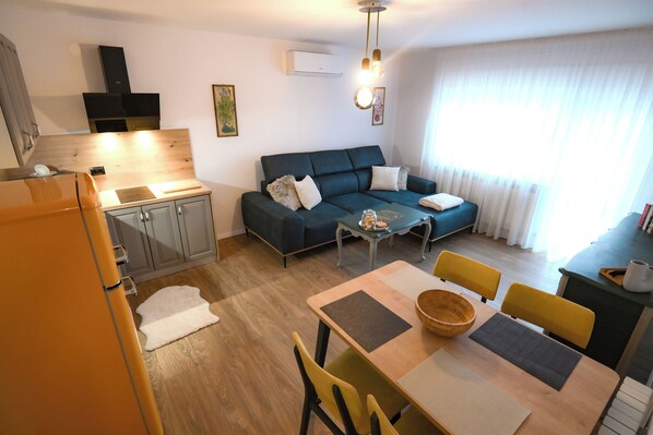 Lägenhet Deluxe - utsikt mot bergen | Vardagsrum | Tv