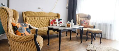 Deluxe Apartment, Hill View | Living area