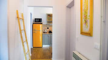 Deluxe Apartment, Hill View | Dapur peribadi | Peti sejuk/penyejuk beku saiz penuh, ketuhar gelombang mikro, dapur