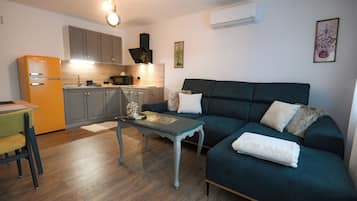 Deluxe Apartment, Hill View | Dapur kecil peribadi | Peti sejuk/penyejuk beku saiz penuh, ketuhar gelombang mikro, dapur