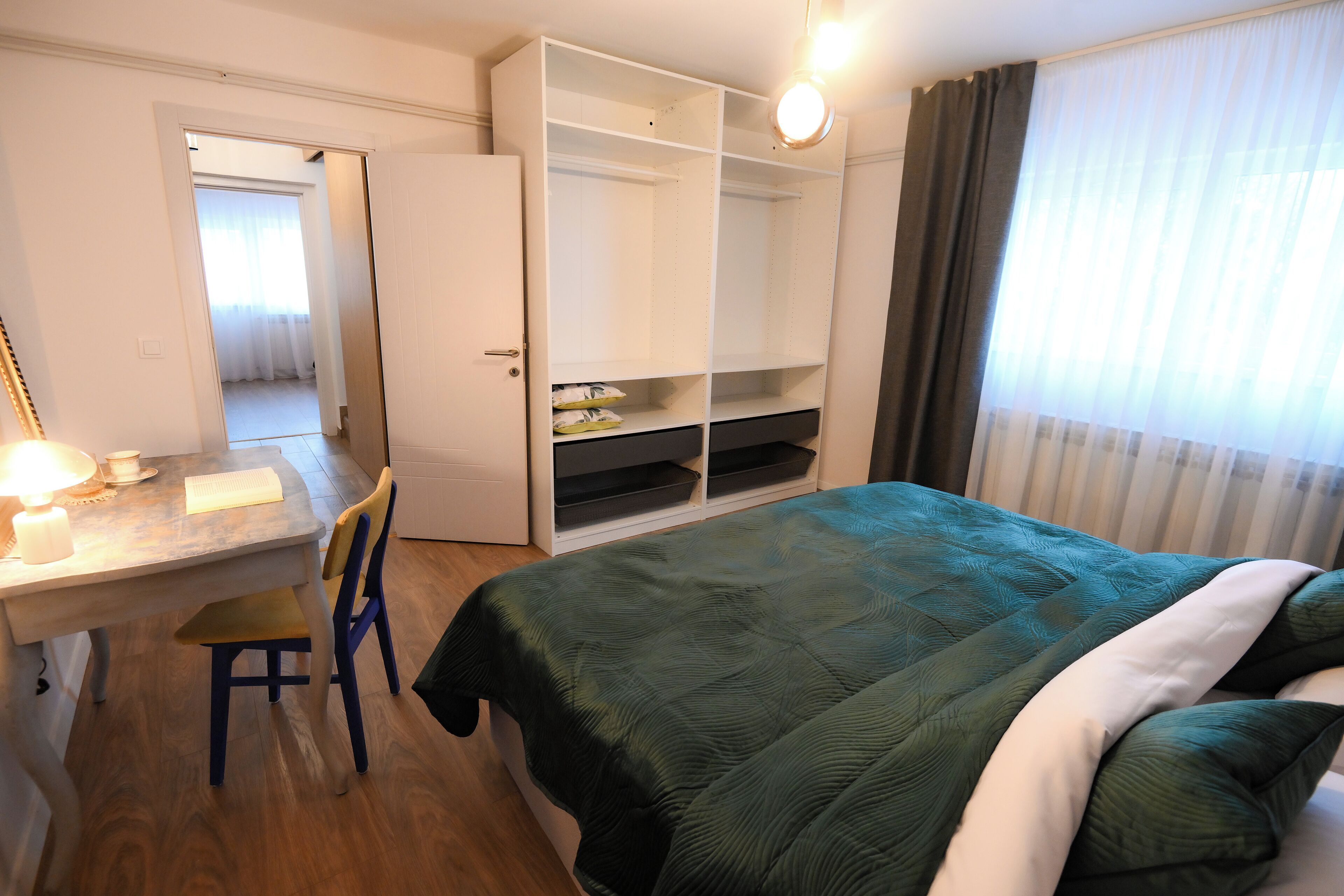 Escritorio, tabla de planchar con plancha y wifi gratis 