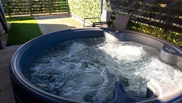 Cabane (Whitewisp - with hot Tub) | Draps fournis