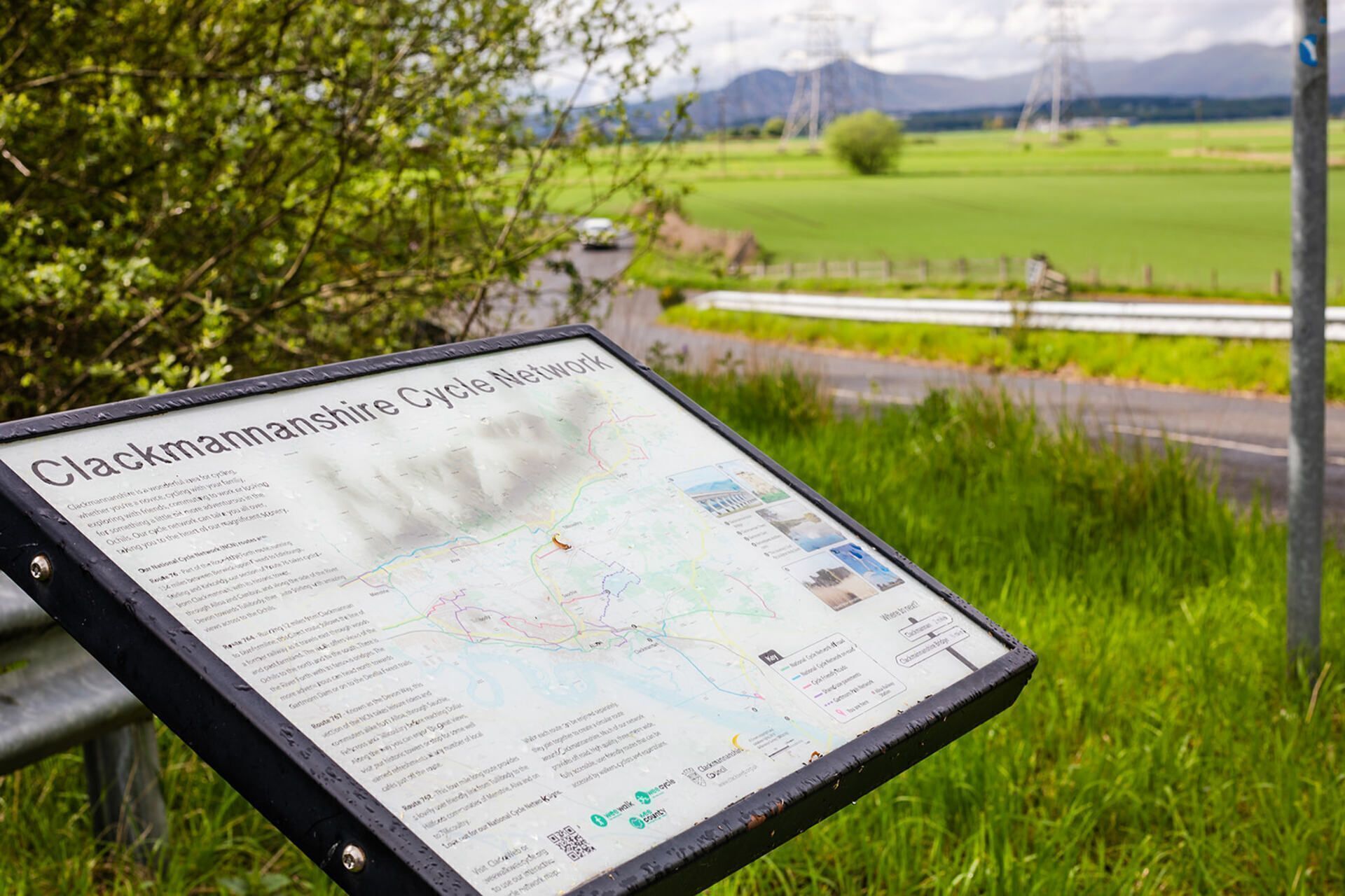 Ein Informationsschild des Clackmannanshire Cycle Network mit einer Karte und Text.