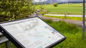 Ein Informationsschild des Clackmannanshire Cycle Network mit einer Karte und Text.