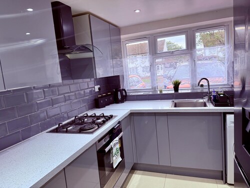 Spacious 3BR|Contractor-ready|Parking x3|Sleeps x8