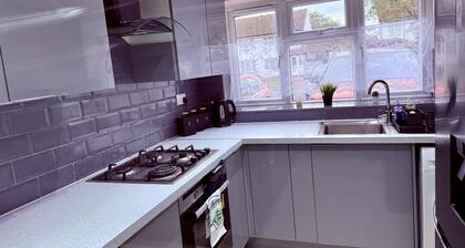 Spacious 3BR|Contractor-ready|Parking x3|Sleeps x8