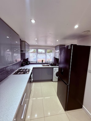 Private kitchen - Spacious 3BR|Contractor-ready|Parking x3|Sleeps x8 (Bradville)
