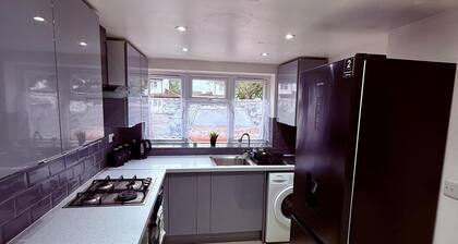 Spacious 3BR|Contractor-ready|Parking x3|Sleeps x8