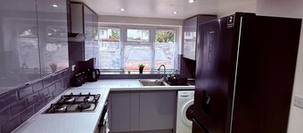 Spacious 3BR|Contractor-ready|Parking x3|Sleeps x8