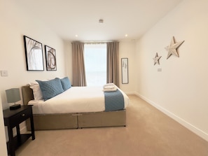 2 chambres, fer et planche à repasser, lit de bébé portatif