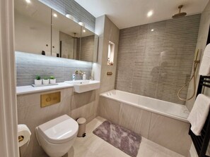 Douche, sèche-cheveux, serviettes fournies, savon