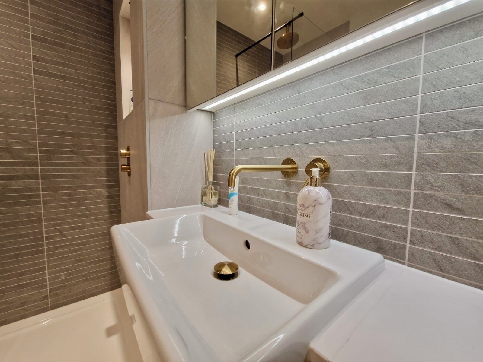 Een douche, een haardroger, handdoeken, zeep