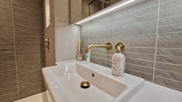 淋浴設備、風筒、提供毛巾、番梘