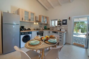 Frigorífico, horno, placa de cocina y lavavajillas